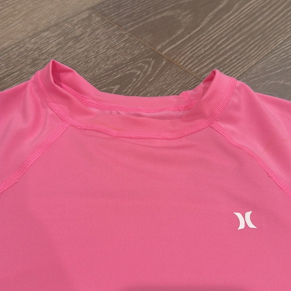 NWT! HURLEY solid pink short sleeve rash guard. Size small. - Picture 4 of 6